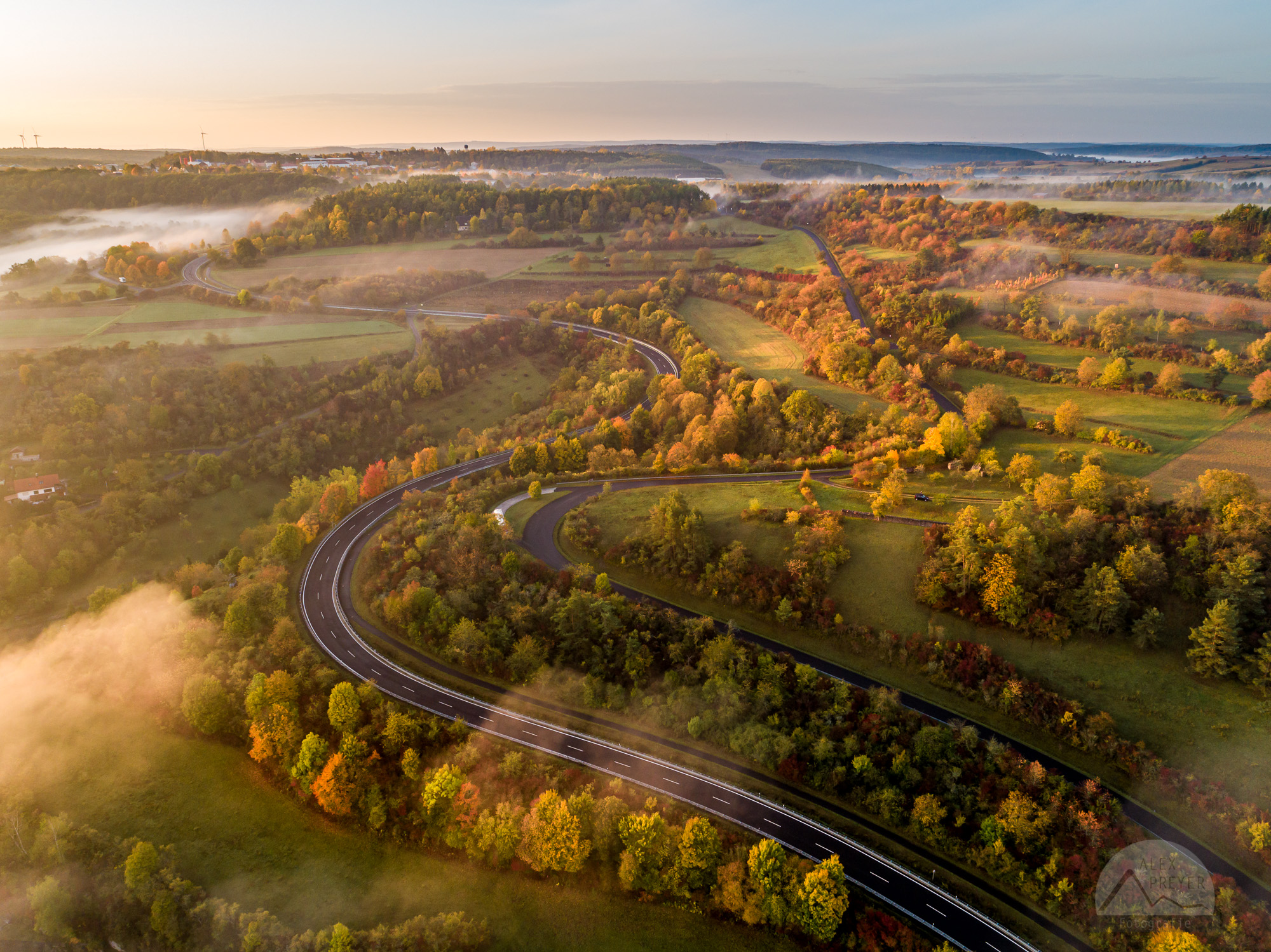 Straßenschlange im Herbst